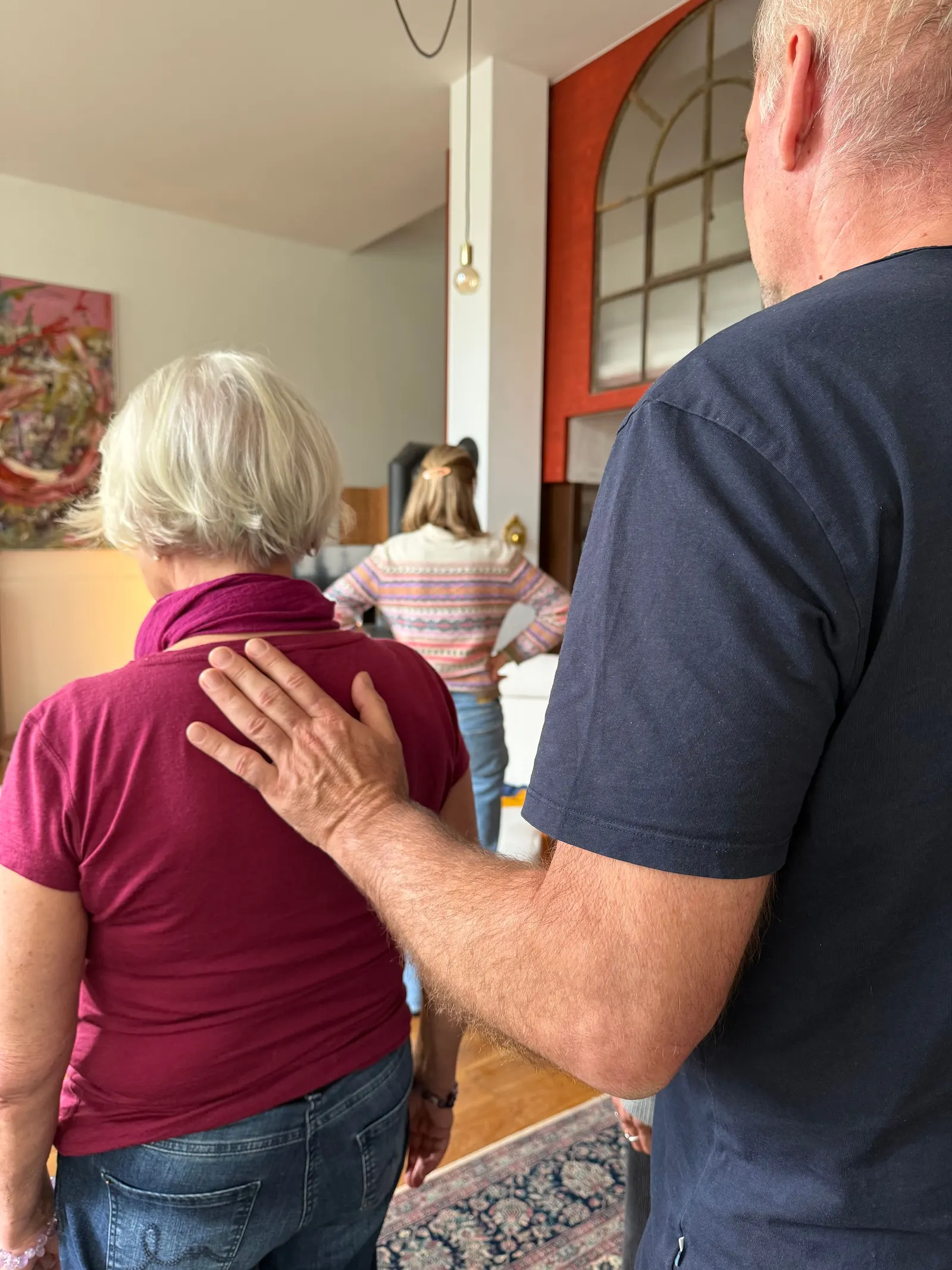 Ein Stellvertreter legt einer Stellvertreterin die Hand auf den Rücken