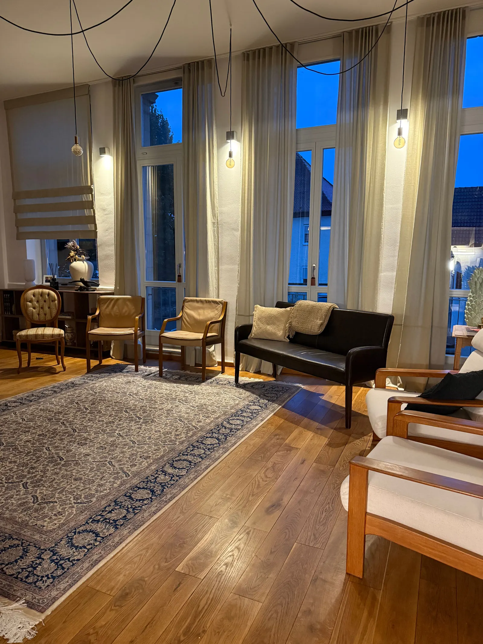 Der Raum für die Aufstellungstage in Essingen am Abend, mit Sesseln, Sofa und Teppich