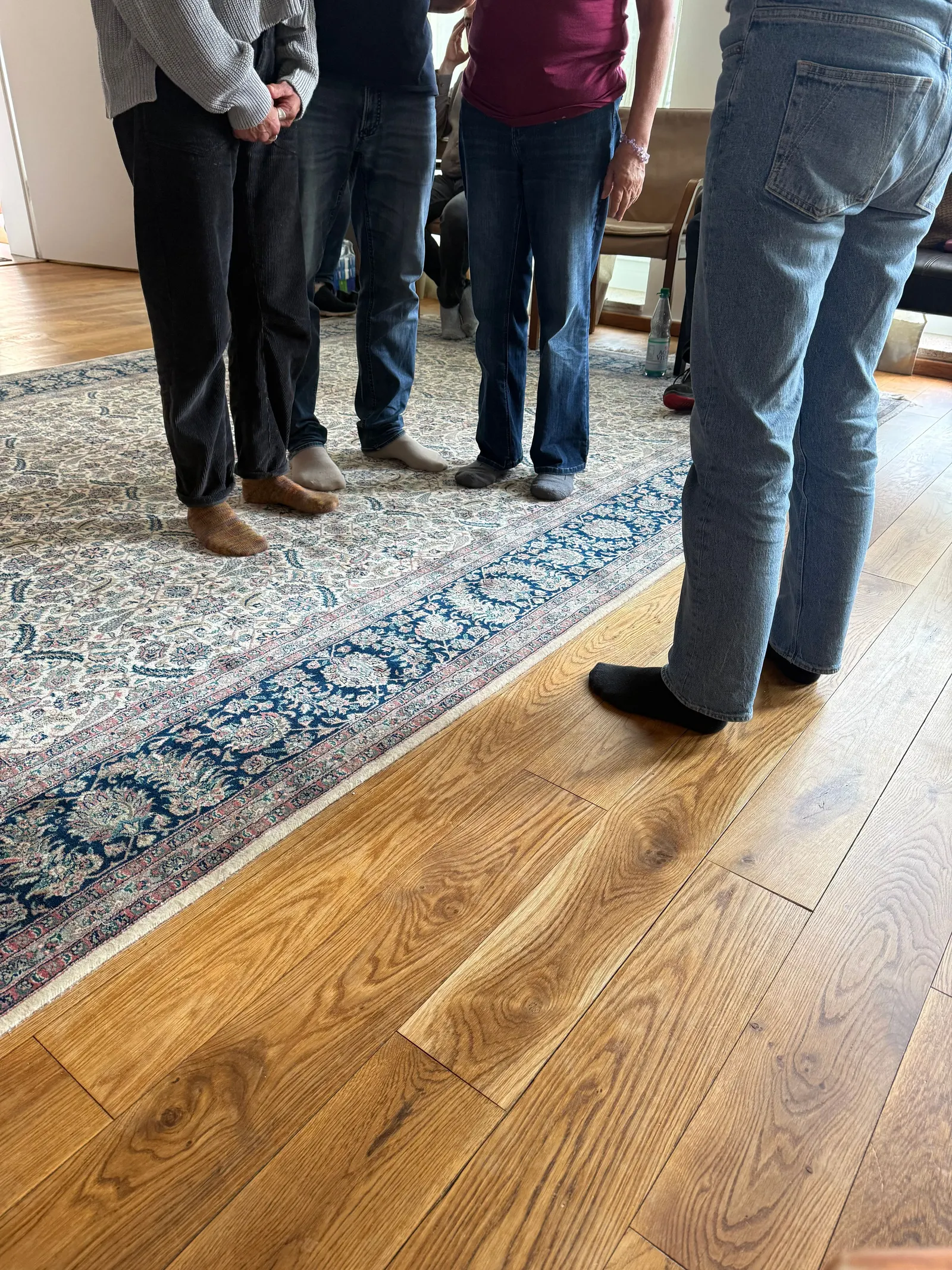 Stellvertreterinnen und Stellvertreter stehen auf dem Teppich im Aufstellungsraum